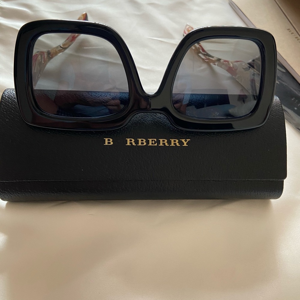 Authentic Burberry polarized sunglasses. - Picture 6 of 10